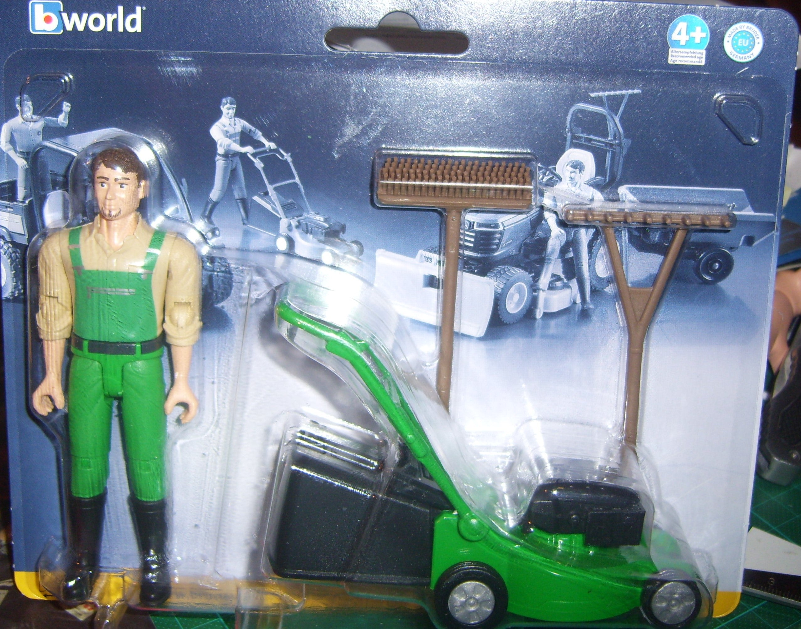 Bruder 62103 bworld Gärtner mit Rasenmäher und Gartengeräten