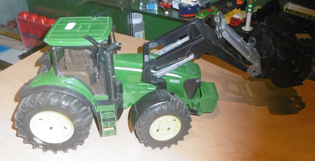 Bruder 1:16 John Deere 6920 Traktor mit Frontlader