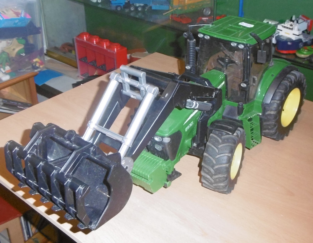 Bruder 1:16 John Deere 6920 Traktor mit Frontlader
