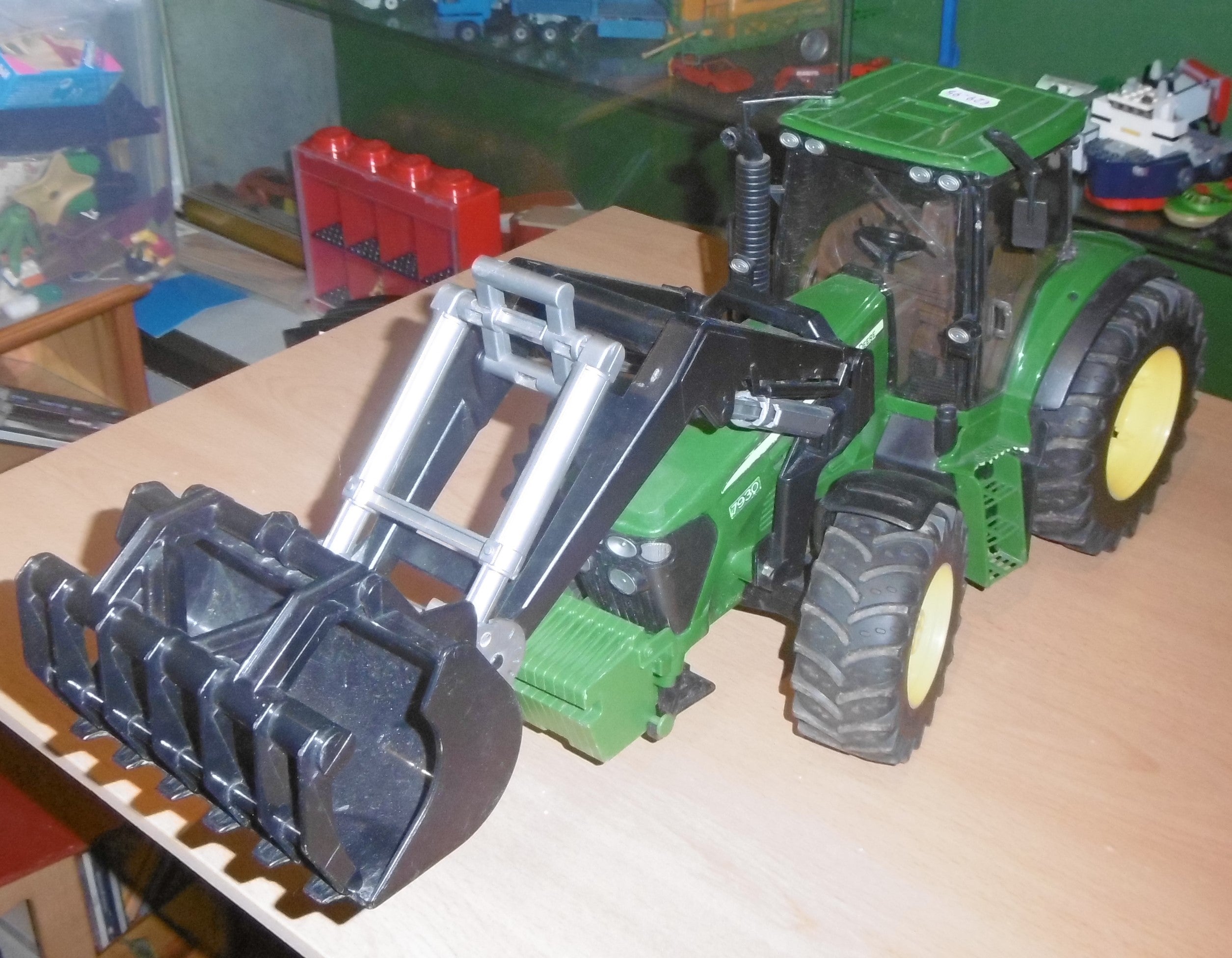 Bruder 1:16 John Deere 6920 Traktor mit Frontlader